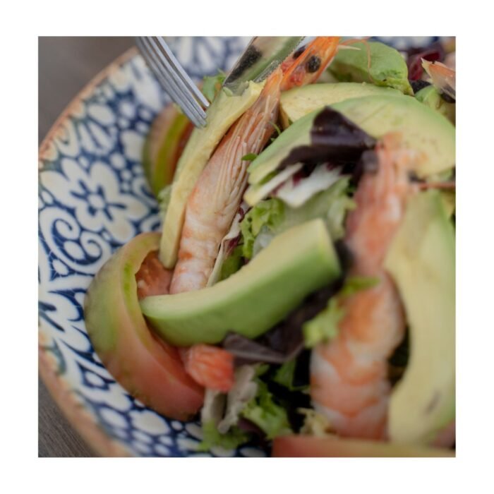 Ensalada-de-aguacates-con-langostinos-restaurante-cafe-del-rio-Marid-700x700