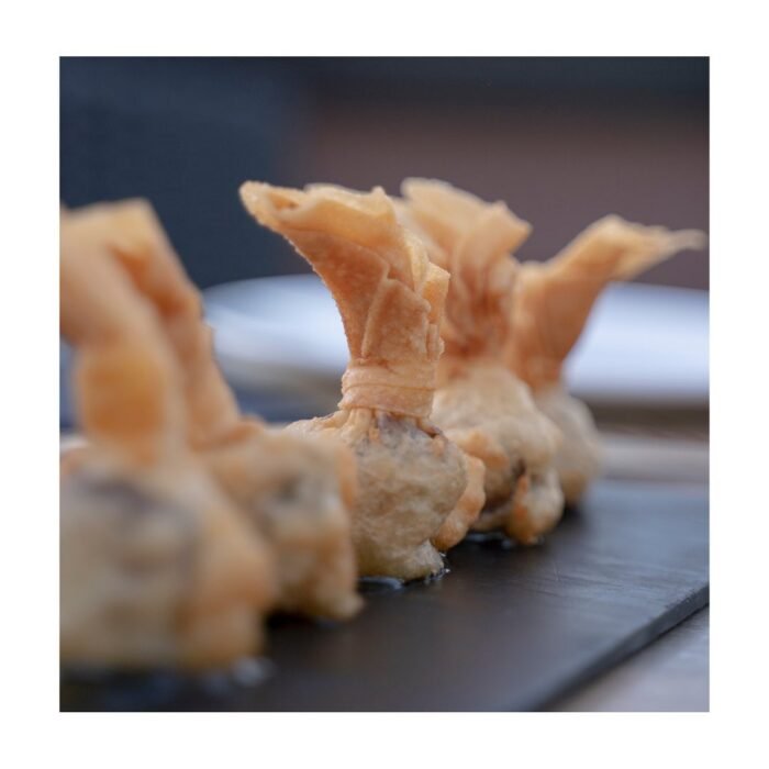 Saquitos-crujientes-de-morcilla-de-burgos-con-miel-de-cana-Cafe-del-Rio-Madrid-700x700